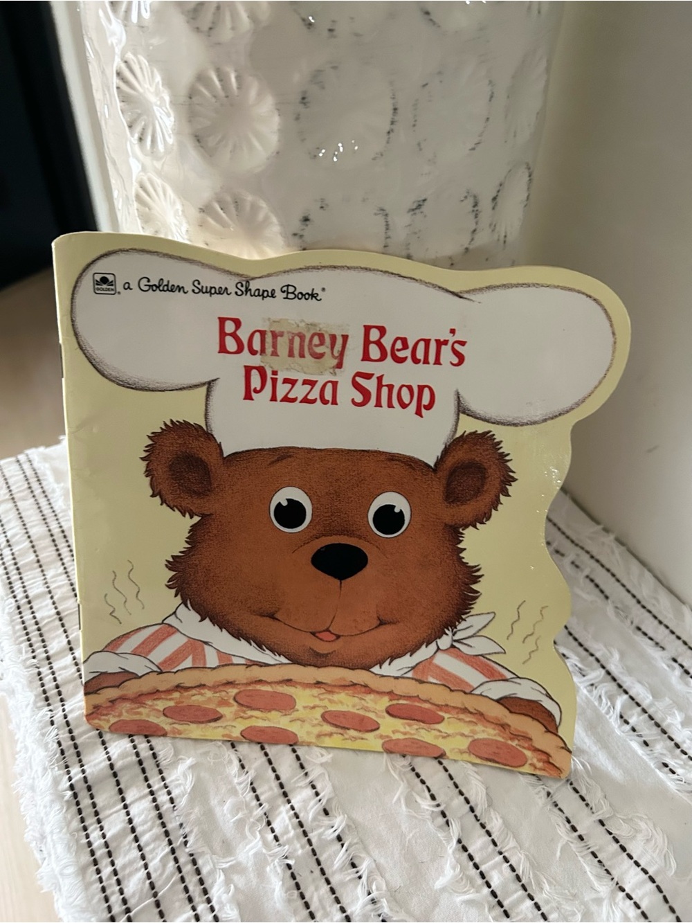 Vintage 1989 Barney Bear's Pizza Shop Golden Super Shape Book